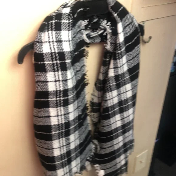 Black and white plaid blanket scarf - Picture 2 of 5
